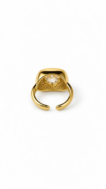 ANEL ZIRCÔNIA OVAL B. OURO 18K DEDINHO