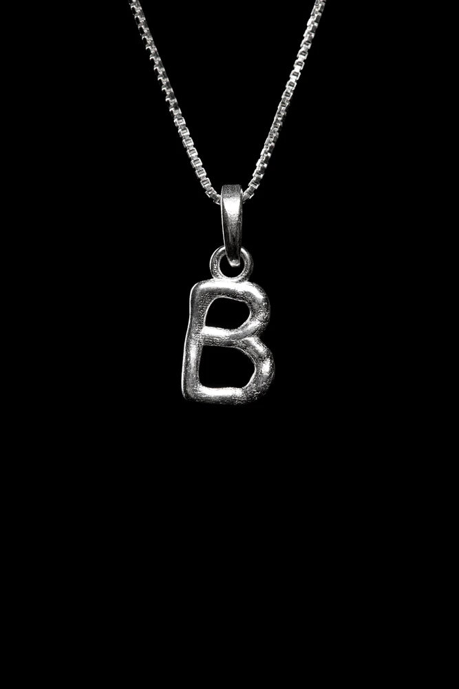 PINGENTE LETRA ORGÂNICO PRATA