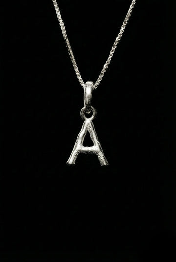 PINGENTE LETRA ORGÂNICO PRATA