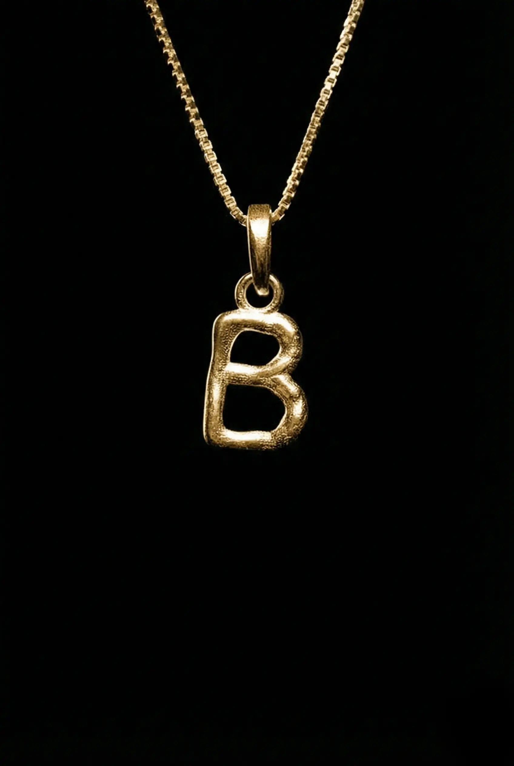 PINGENTE LETRA ORGÂNICO DOURADO