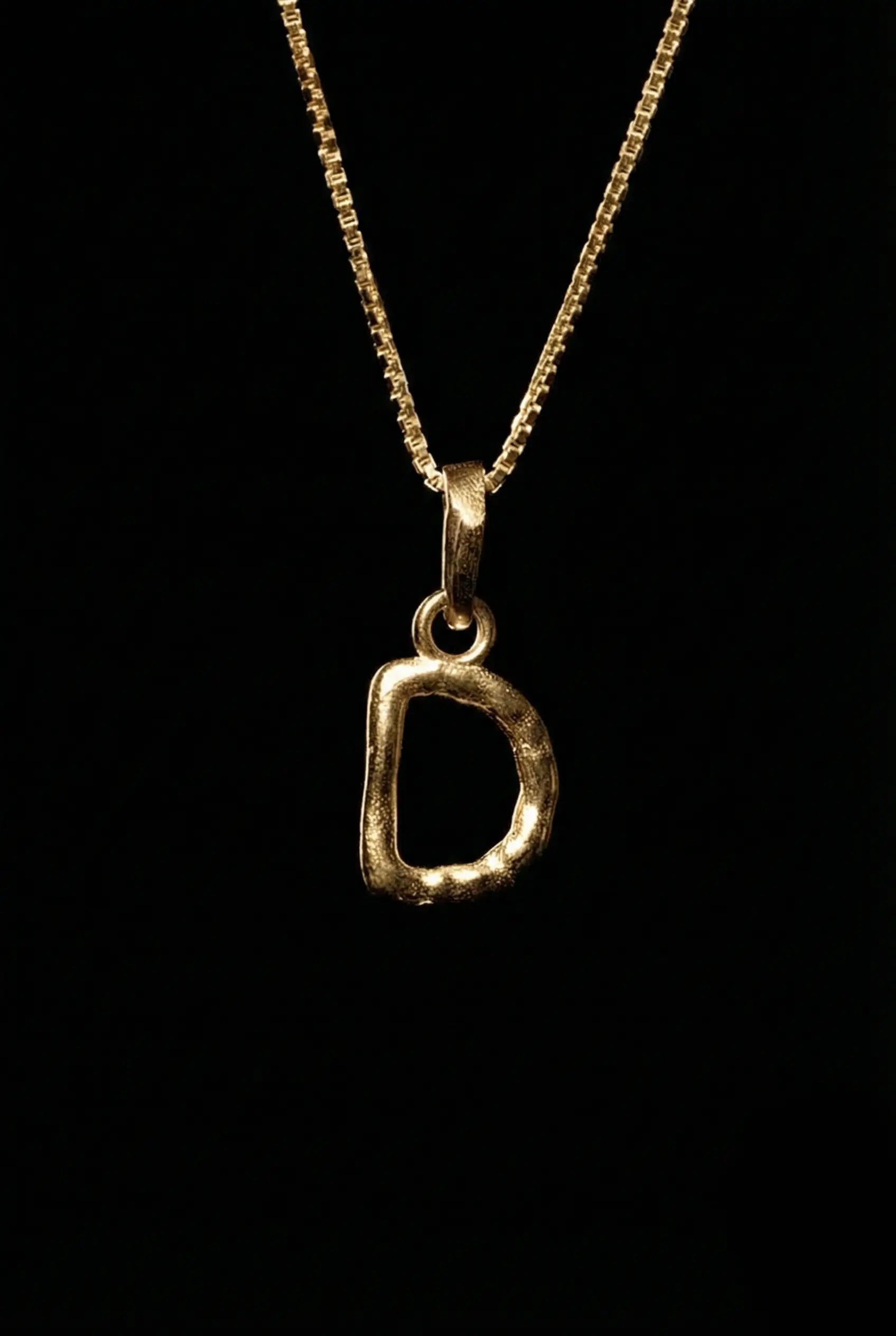 PINGENTE LETRA ORGÂNICO DOURADO