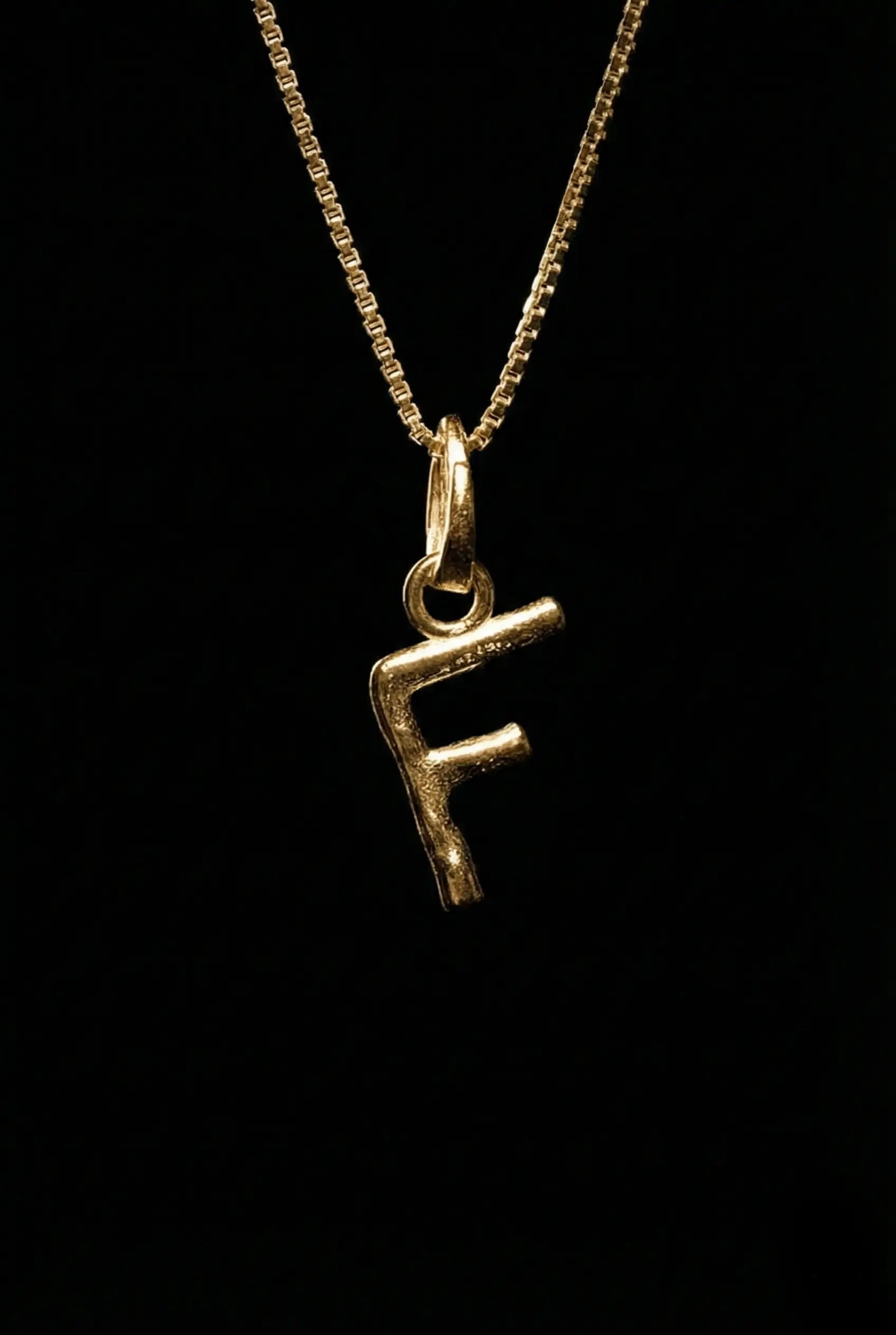 PINGENTE LETRA ORGÂNICO DOURADO