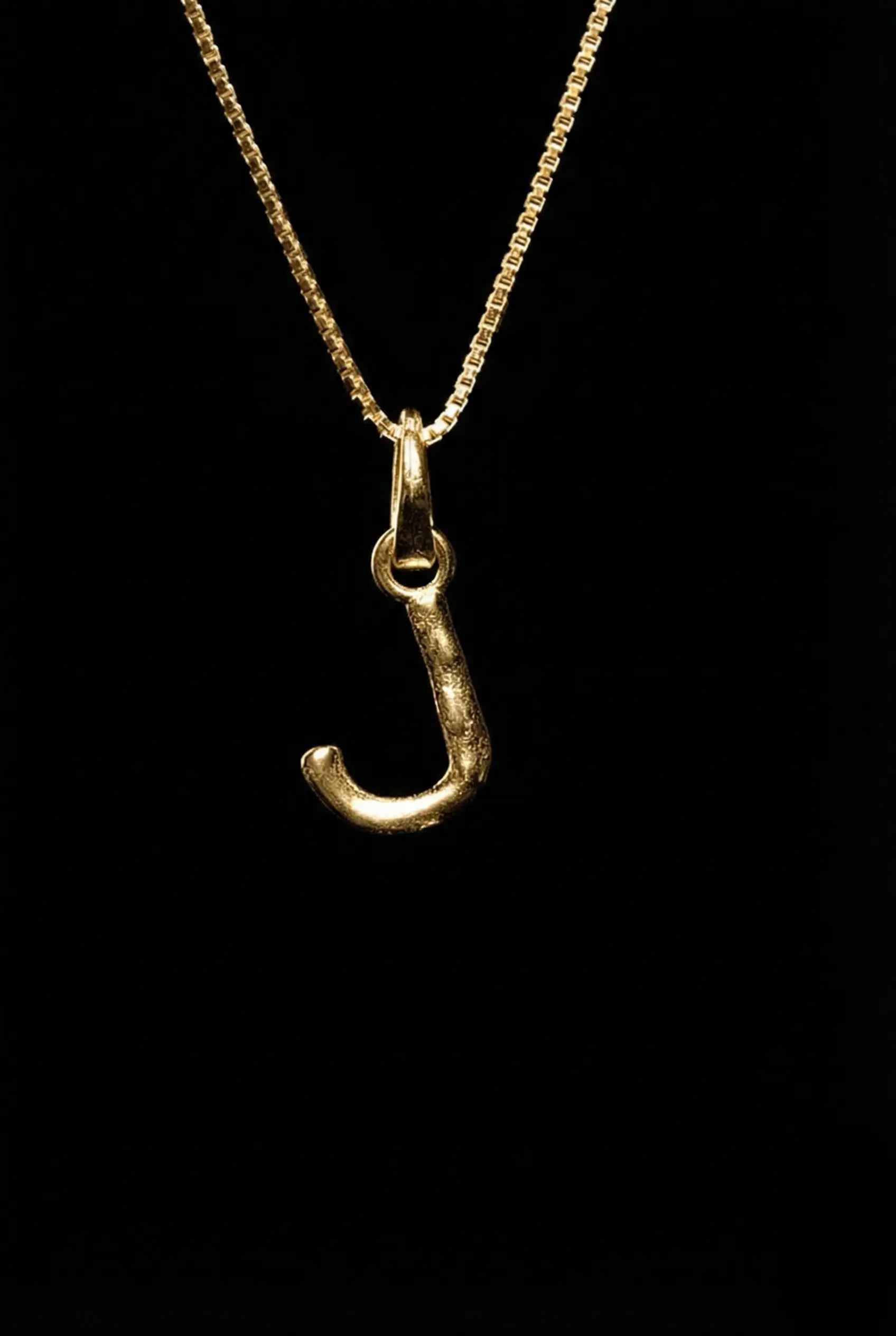 PINGENTE LETRA ORGÂNICO DOURADO