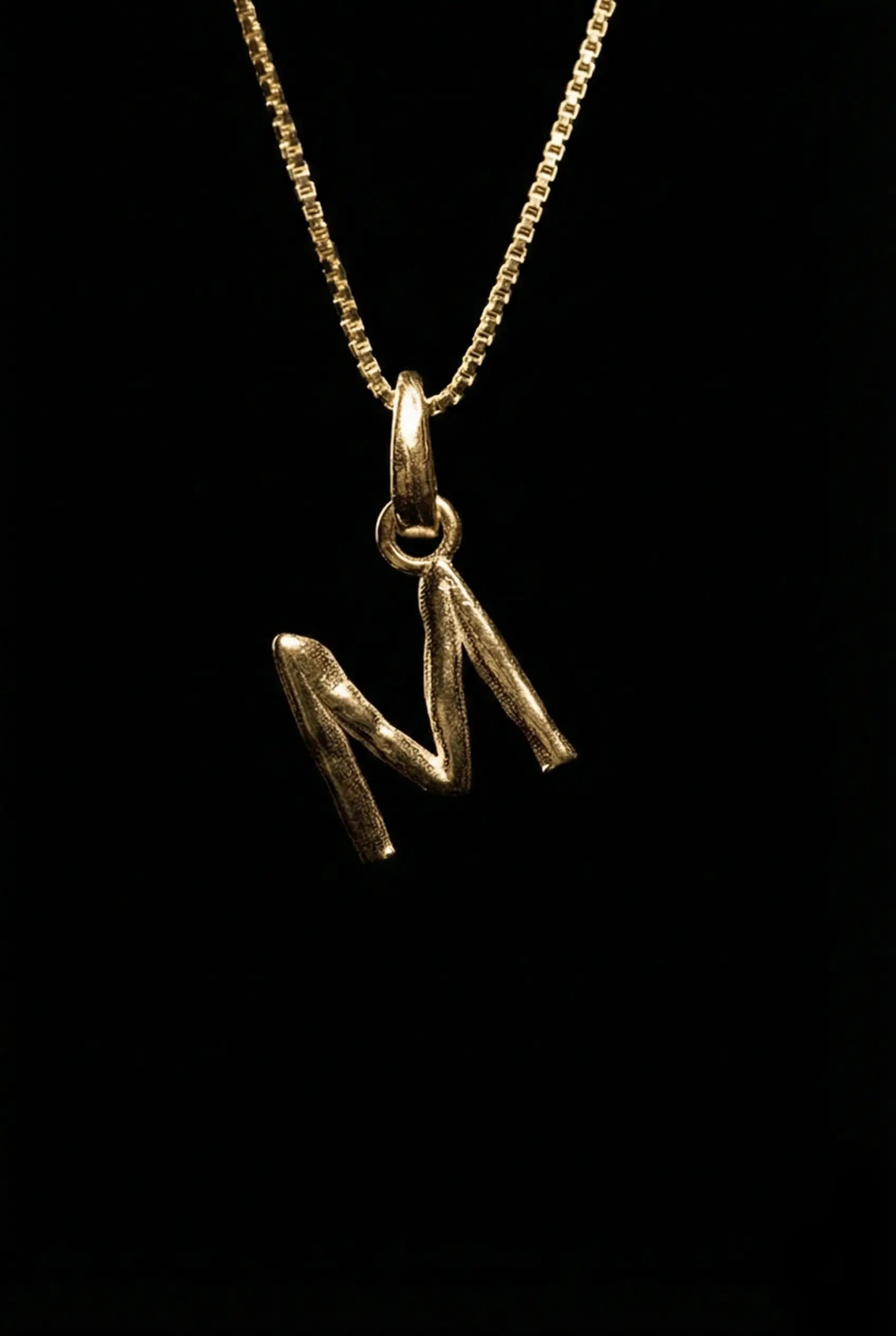 PINGENTE LETRA ORGÂNICO DOURADO