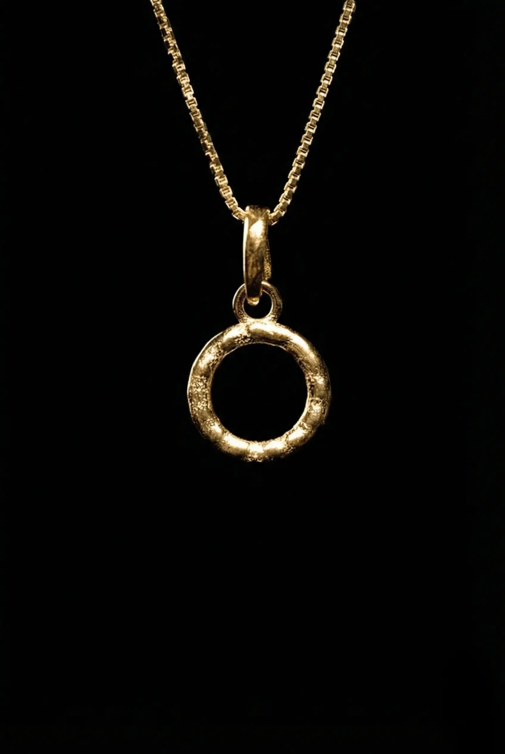 PINGENTE LETRA ORGÂNICO DOURADO