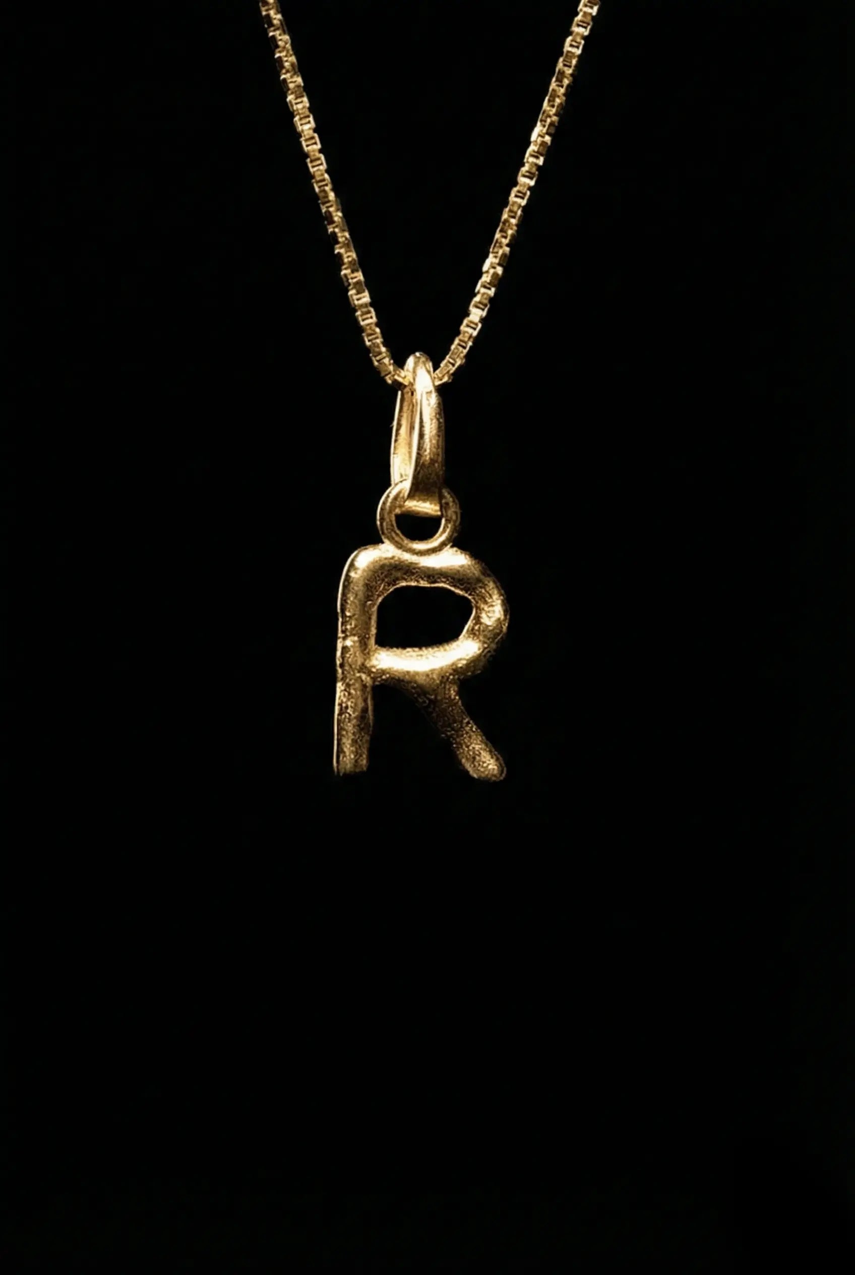 PINGENTE LETRA ORGÂNICO DOURADO