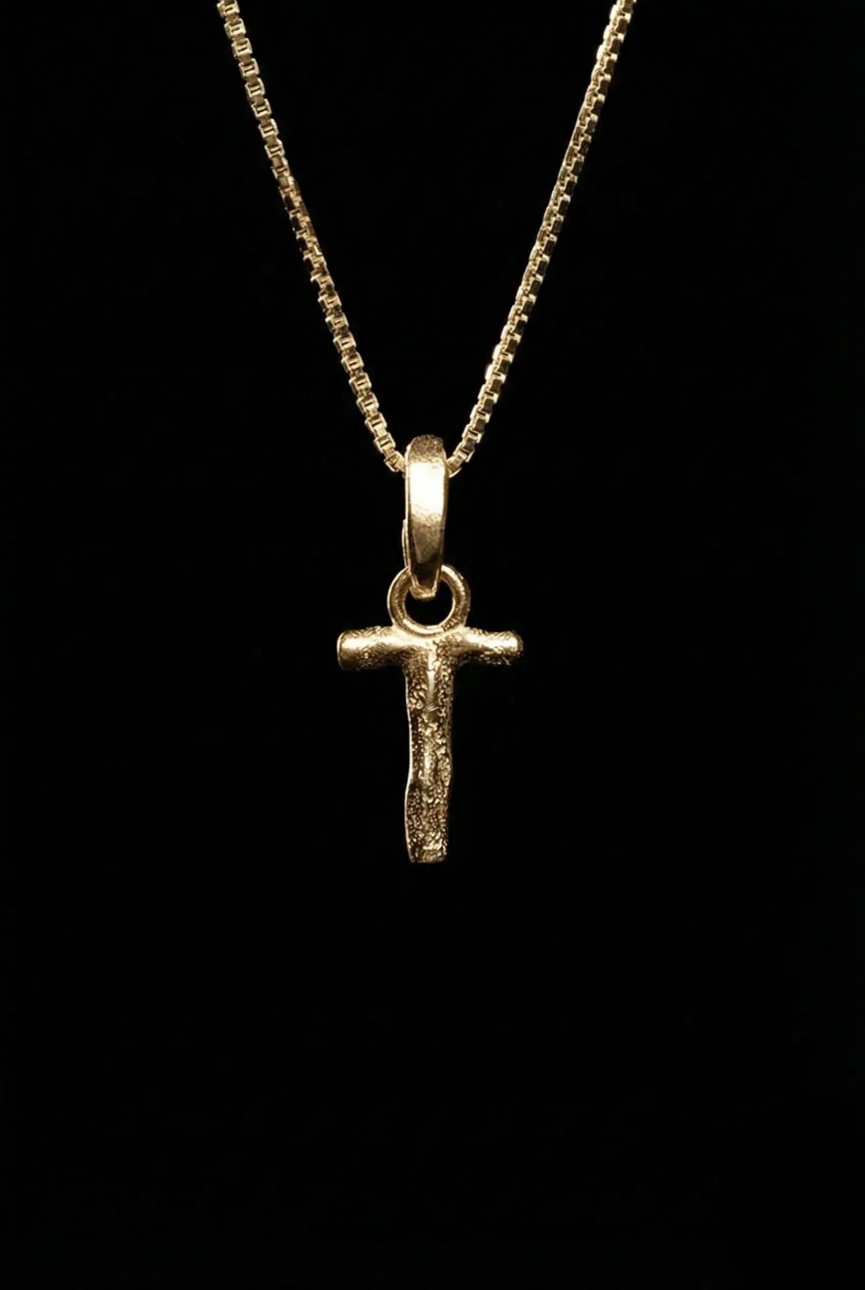 PINGENTE LETRA ORGÂNICO DOURADO