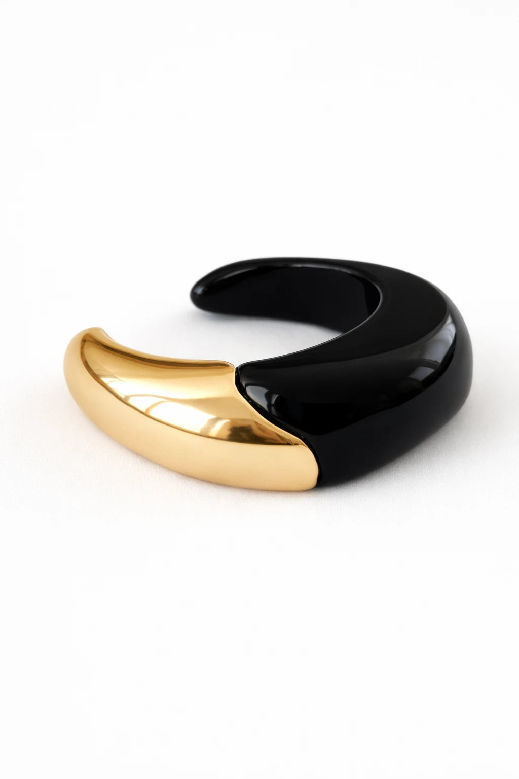 BRACELETE ACRÍLICO PRETO COM PONTEIRA DE METAL