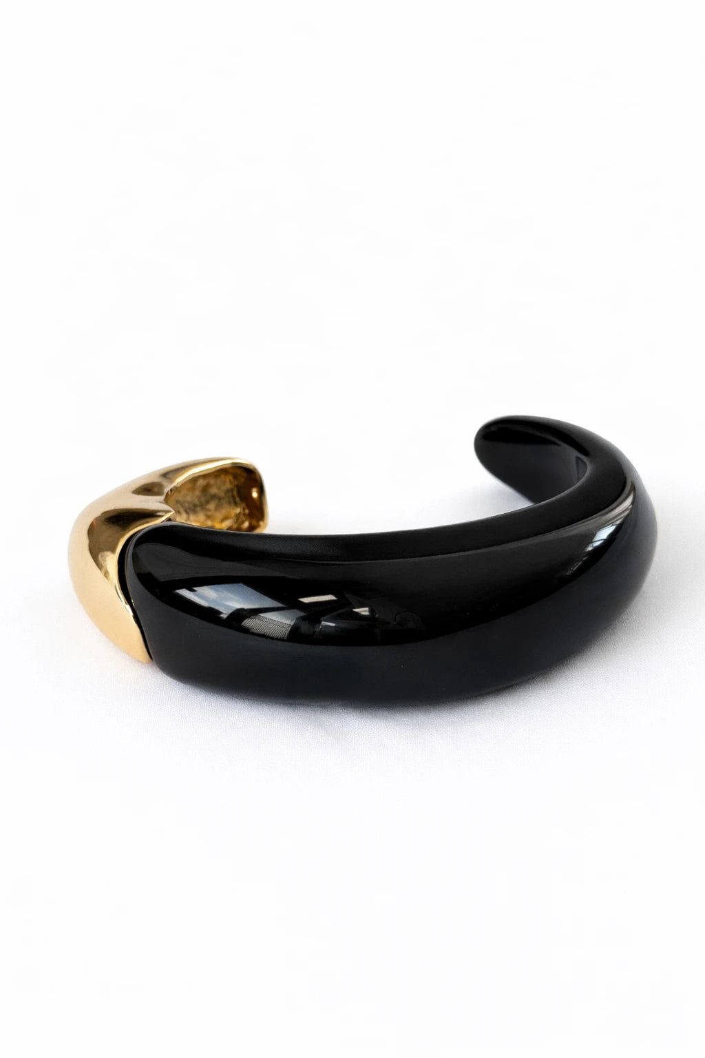 BRACELETE ACRÍLICO PRETO COM PONTEIRA DE METAL