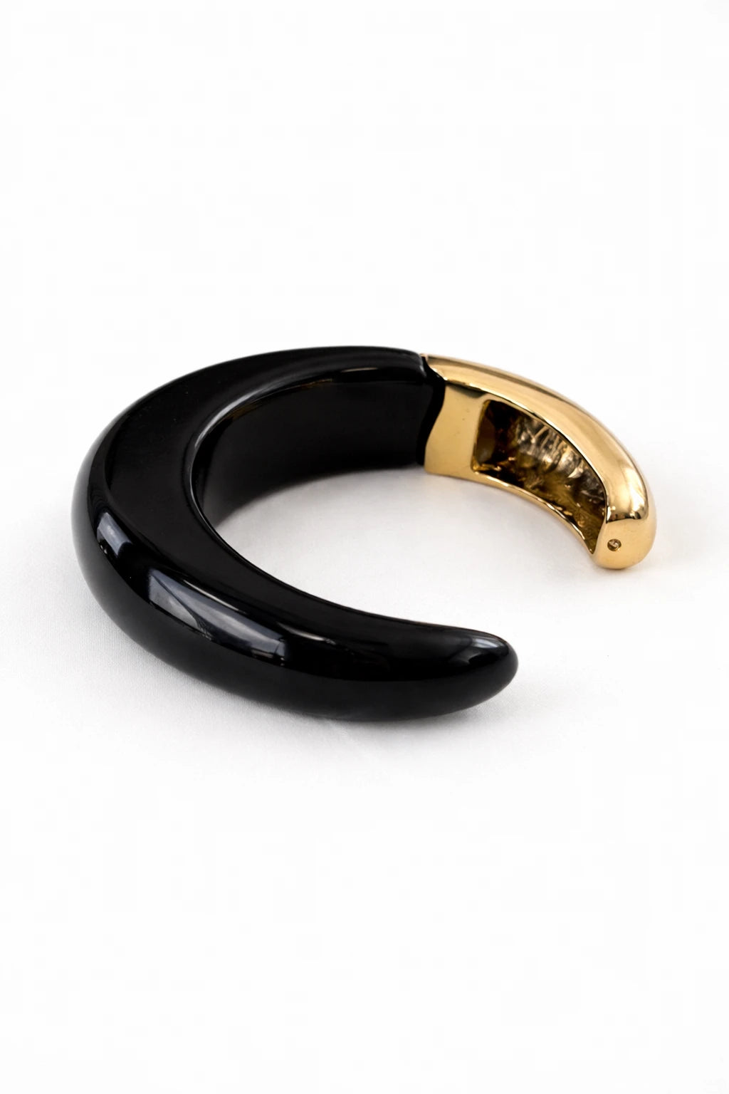 BRACELETE ACRÍLICO PRETO COM PONTEIRA DE METAL