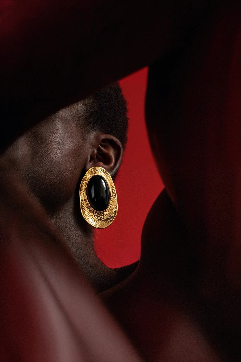 BRINCO ORGÂNICO COM PEDRA PRETA